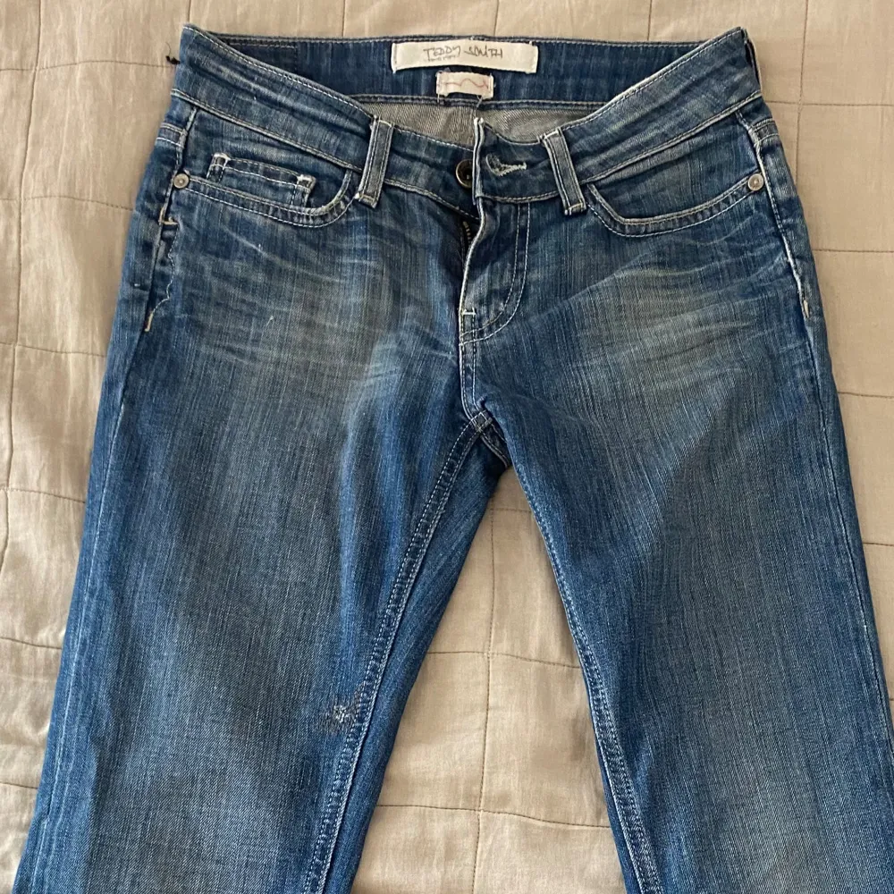 Lågmidjade jeans i strl 34 (men skulle säga att de är i strl 32 då de är lite för små för mig som i vanliga fall har strl 34), bra skick, har ett litet lagat hål på vänster ben (bild 4), längd 102, innerben 81, midja (rakt över) 35💗 . Jeans & Byxor.