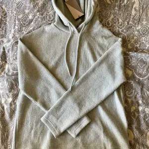 Jättefin ljusgrå stickad hoodie, aldrig använd och prislappen sitter kvar 🤍 (sista bilden är lånad för att visa ungefär hur passformen är)