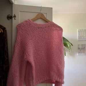 Favorit tröja! - Säljer min favorittröja då jag har fler likadana! :/ har världens vackraste färg och sitter snyggt oversized. Perfekt nu till vår/sommaren. Använd fåtal gånger! Använd gärna köp nu