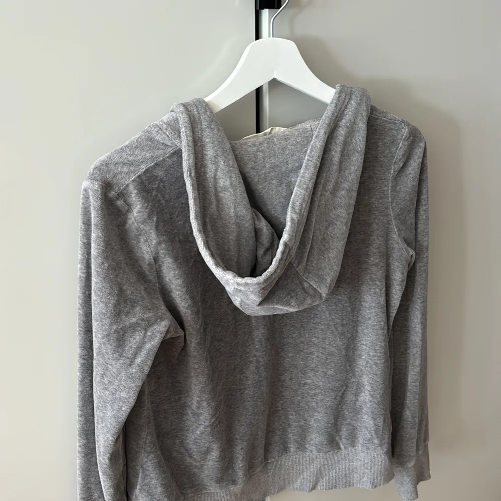 Fin grå mjuk Odd Molly tröja med Luva i storlek 1. Matchande byxor finns tillhörande om man skulle vilja köpa med dessa (ingår inte i priset) . Tröjor & Koftor.