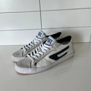 Diesel skor  - Säljer nu mina riktigt feta diesel skor som är i stl 42 men som även passar dig med 43. Använt dom cirka 4 gånger så dom är i nyskick. Hör av dig om du har några frågor.