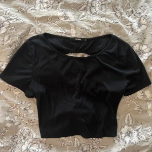 Topp - Topp med öppen rygg och knyte från BikBok i storlek L men mer som en M