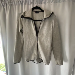 Peak tröja - En as snygg peak zip tröja som tyvärr blivit för liten för mig! Storlek S