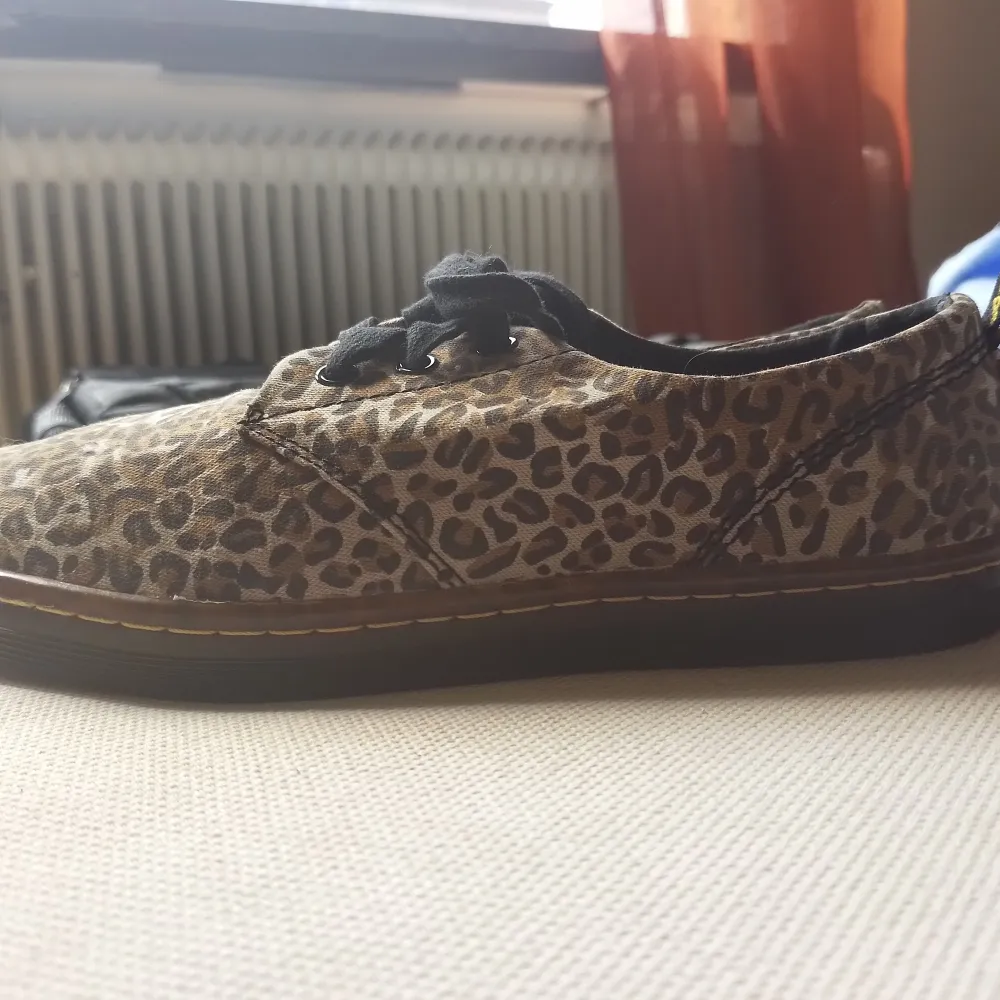 Leopardmönstrade sneakers från Dr Martens i stl 7 (41). Knappt använda och närmast i nyskick. . Skor.