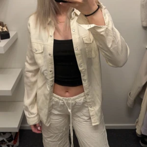 Overshirt - Beige overshirt som är använd 1 gång