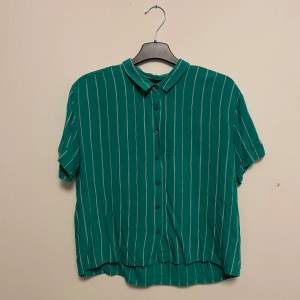 Klargrön kortärmad skjorta! Använt skick men hel och bibehållen färg:)
