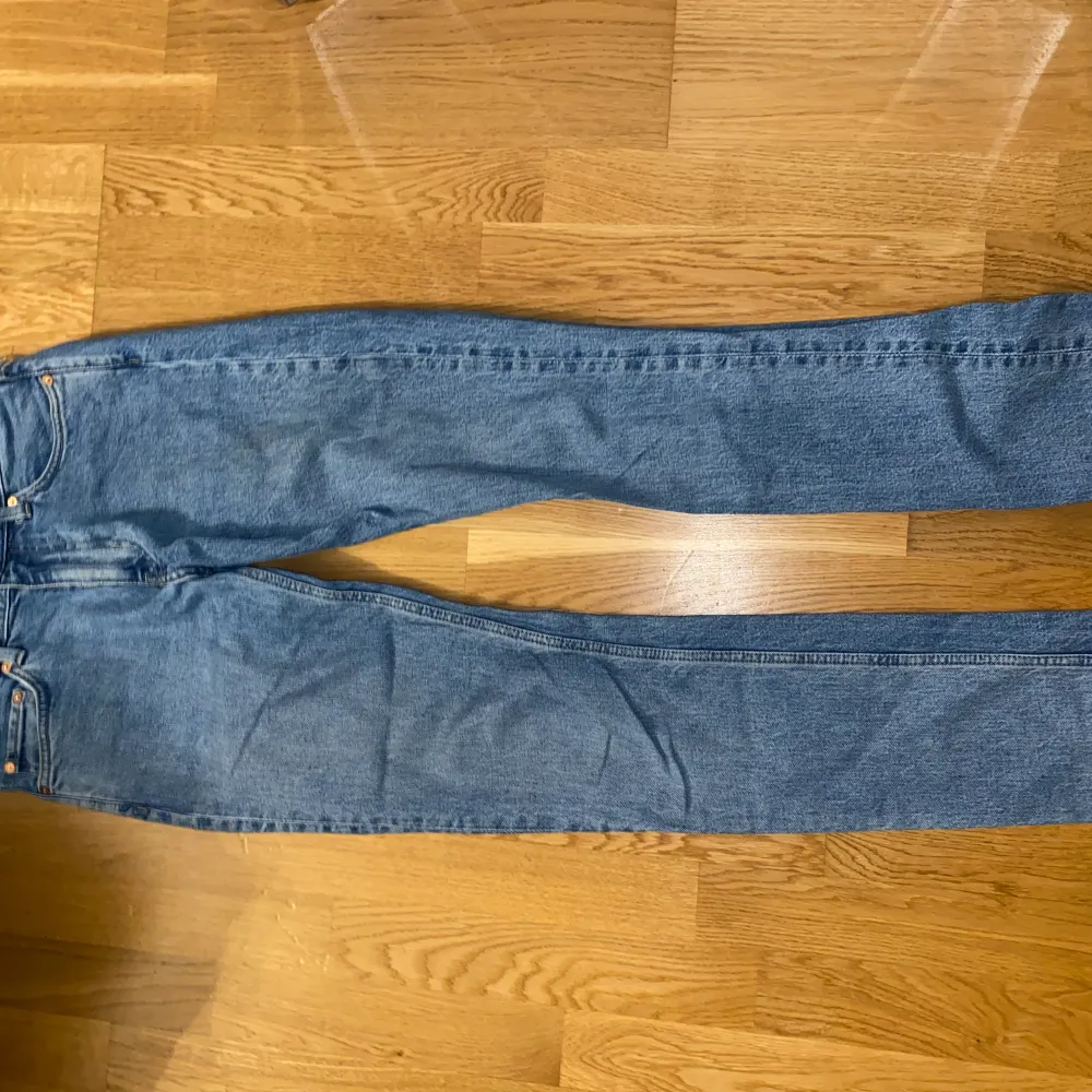 Snygga Weekday jeans modellen Easy. Använder inte därfav säljs dem!✅. Jeans & Byxor.