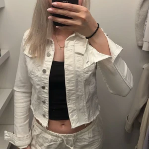 Jeansjacka - Vit jeansjacka i storlek xs