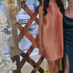 L’idée Soirée Amour mini dress - Apricot - - Storlek: AU 6/XS - Nyskick: Använd vid ett tillfälle - Säljer en otroligt fin klänning från märket l’idée som jag hade på ett bröllop. Skriv till mig om fler bilder önskas. Ordinariepris: 3000kr 
