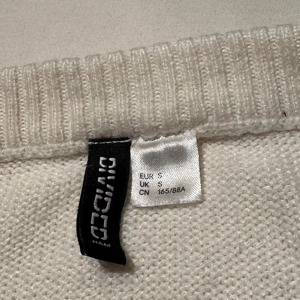  Stickad vit tröja från H&M med knappar storlek xs. Stickat.
