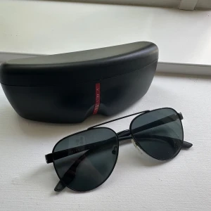 Prada solglasögon  - Superfina solglasögon från Prada i pilotmodell. 