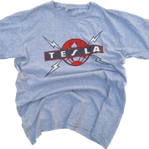 "Tesla" Vintage Graphic Tee - Säljer denna "Tesla" band tee 🎸. Dom är ett grymt rock band från 1980s och har en as snygg print 🤘. Storleken är L och passformen är true to size. 