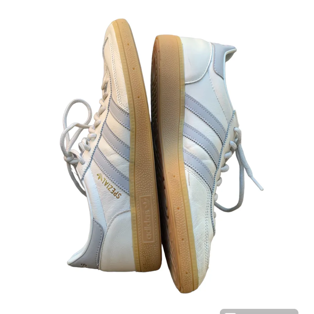 Adidas skor i bra skick, köpte second hand men aldrig kommit till användning💕. Skor.
