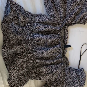 En fin blommig blus med färgerna rosa och svart! Skriv om du har några frågor  - Storlek S, är använd några gånger men har inga defekter. 