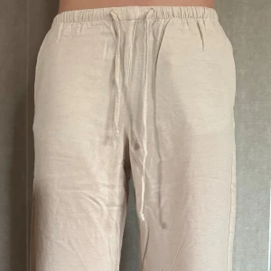 Linnebyxor  - Säljer dessa helt oanvända linnebyxor från Gina tricot då de har blivit för små,