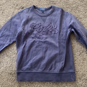 Ralph lauren sweatshirt  - Säljer denna Ralph lauren sweatshirt med ett coolt tryck. Tröjan är i bra skick och inga defekter finns. Köptes för ca 1200kr men säljer nu för 100