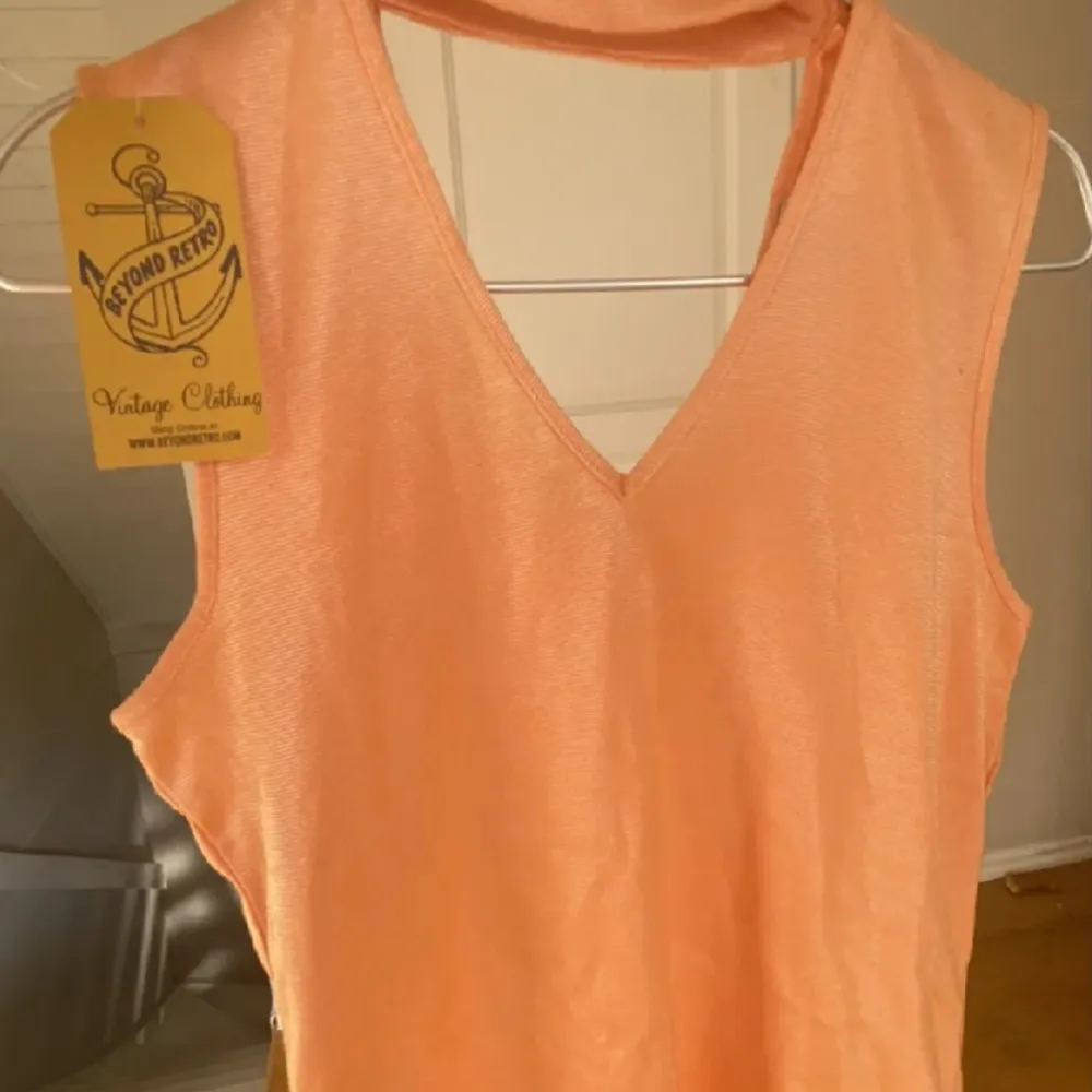 Topp med choker från Beyond Retro. Yläosat.
