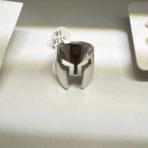 Jätte snygg silver ring som jag fått i present som var i fel storlek för mig tyvärr❤️Helt oanvänd och är i sterling silver ( går att ha i kontakt med vatten) 