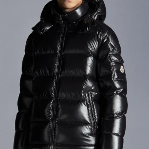 Moncler jacka - Storlek m  Helt ny  Alla tags är kvar  Kom priv för pris Säljs billigt pga att den var för stor