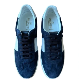 Valentino flycrews - Tjena säljer mina flycrews i extremt bra skick, enbart använda en gång!  Storleken är 43 men passar mig som är 44-45