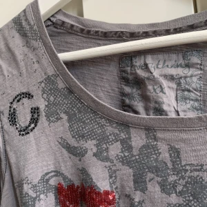 Grå t-shirts 💞 - En grå T-shirt med tryck på, den passar mig som är xs-s