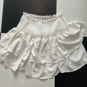 Vit volang kjol - Perfekt till sommaren, inga defekter eller fläckar eller något då den inte används utan bara varit i min garderob Passar s/m 