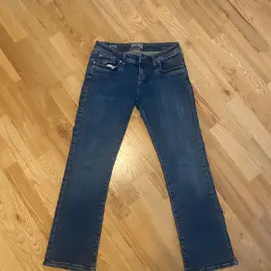 Jag säljer dessa ltb jeans som är i jättebra skick då det inte finns några slitningar eller fläckar. Jag säljer då de är förstora, men jag har samma modell fast i en annan storlek och dem älskar jag. Så ja skulle starkt rekommendera sådana här jeans💕