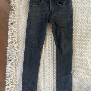 Dondup jeans - Säljer ett par dondup jeans i modellen George i storlek 30. Dem är lagade hos skräddaren. Nypris ca 3200kr. Säljes i befintligt skick.