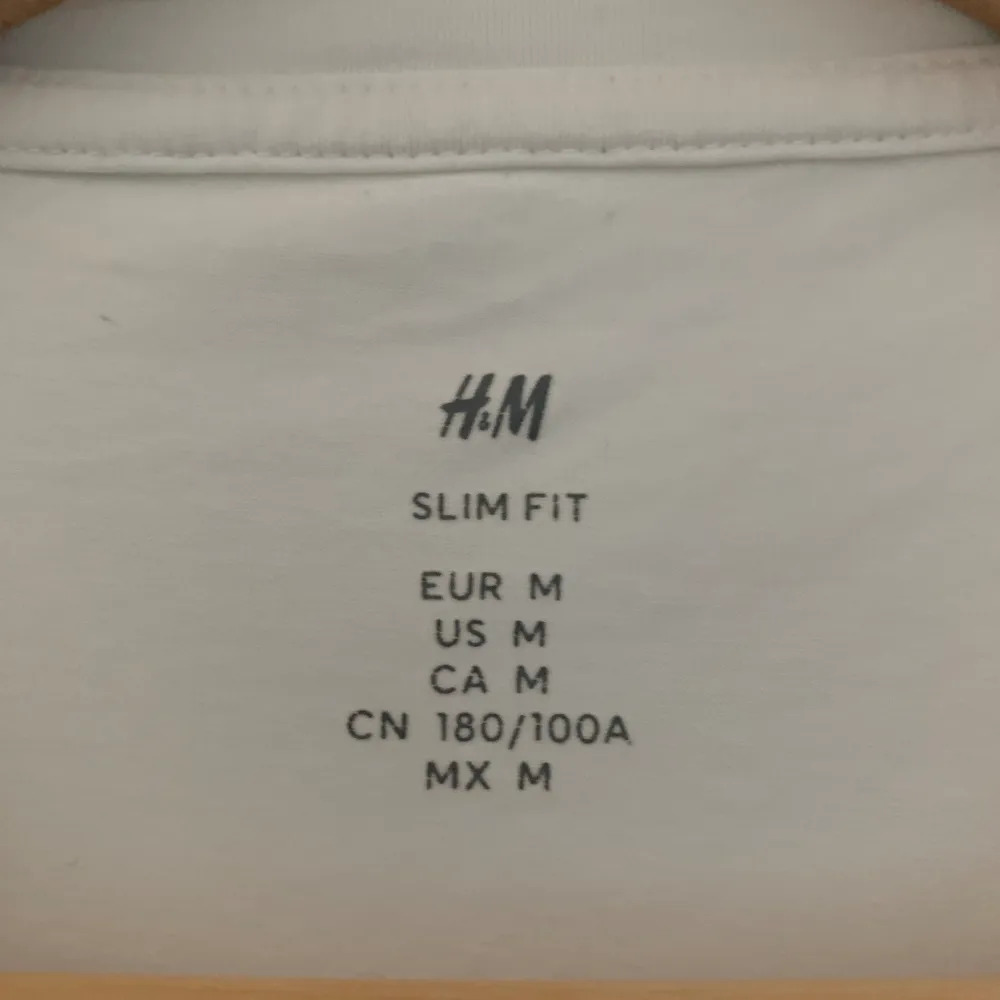 Vanlig helvit t-shirt, från H&M i storlek M har knappt använts💗. T-shirts.