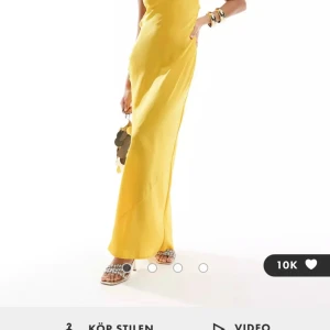 Gul satinklänning - Använd en gång på studentbal. Den är verkligen såå drömig och sitter jättefint på! Nypris:399 2 Små nästan osynliga hål i ryggen från en säkerhetsnål! 