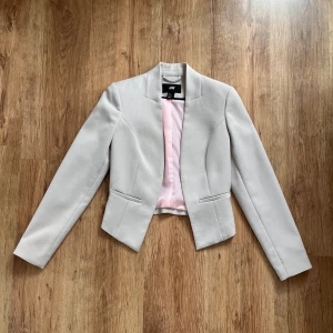 Fin kavaj från H&M i beige  - I fint skick