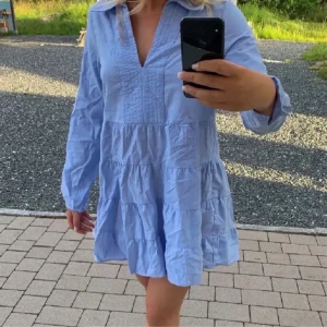 söt klänning  - sjukt söt klänning ifrån zara💖stl M men sitter som en S.