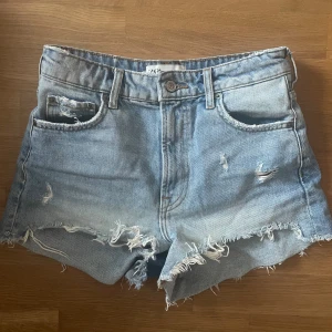 jeansshorts  - söta jeansshorts från zara! jättebra skick❤️nypris: 399 kr