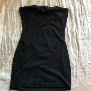 Svart klänning - Svart axelremslös klänning med öppen rygg