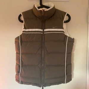 Nike puffer  - Köpte från plick förra året, inte fått mycket användning av den därav säljer jag den. 
