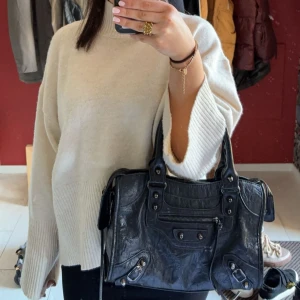 Väska - Intressekoll på denna trendiga väska! Köpte för ett litet tag sedan, den är som ny!😍 Långt band med följer tyvärr inte!💕Spegel medföljer 