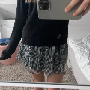 Kort kjol - Söt svartvit rutig kjol! Kjolen är i nyskick💞