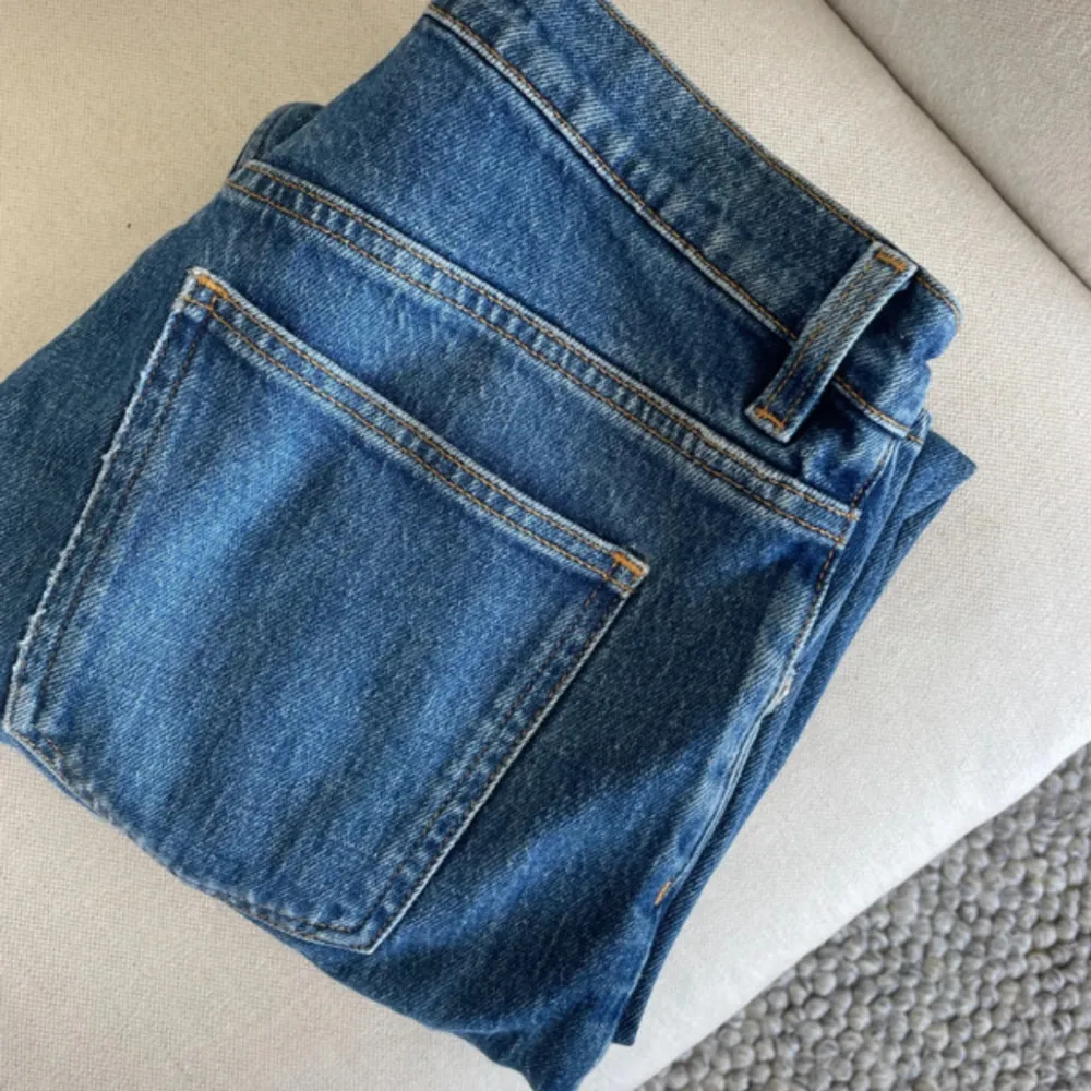 Cropped jeans från arket i stl 27, mörkblå tvätt . Jeans & Byxor.