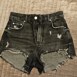 Gråa jeans shorts - Har blivit för små😭inte använt mkt alls💓köpte för 300 kr