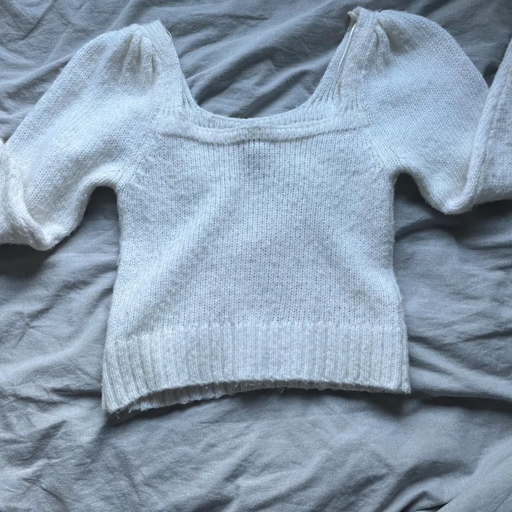 Detta är en jätte fin stickad tröja som är jätte mjuk för den är bara använd en gång💕säljer för jag tycker inte den passar mig💕inga defekter . Neuletakit & Villapaidat.