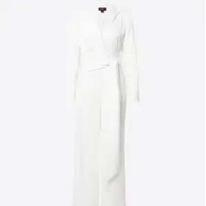 ✨En jättefin vit långärmad jumpsuit från Misspap✨  Köptes för 1050kr säljs för 349kr då den användes en gång. I utmärkt skick ✨