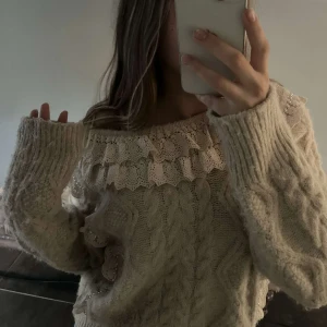 Stickad tröja - Stickad tröja från zara med lite detaljer den är jätte mysig o sticks inte alls 💕