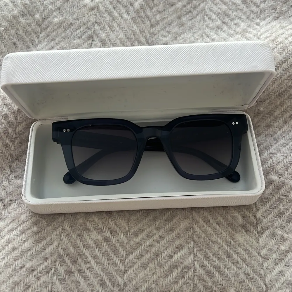Säljer dessa snygga mörkblåa chimi-solglasögon i modellen 04. De är helt perfekta nu till sommaren och även i nyskick! Färgen säljs inte längre och därför är de väldigt unika. Box osv medföljer 💙💙💙. Accessoarer.
