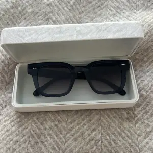 Säljer dessa snygga mörkblåa chimi-solglasögon i modellen 04. De är helt perfekta nu till sommaren och även i nyskick! Färgen säljs inte längre och därför är de väldigt unika. Box osv medföljer 💙💙💙