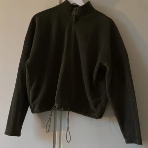 Kortare fleece - Supergosig fleece. Fingrön färg.