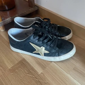 Coola skor med stjärnor  - Säljer då de blev för små 😫😫 Haf i vanliga fall 39,5 och breda fötter och dessa är 38/39 skulle jag säga. Jättebra kvalitet och så coola!!!