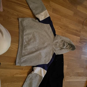 Hoddie - Hoodie från hm storlek M Grå vit och mörkblå Bekväm och sitter bra