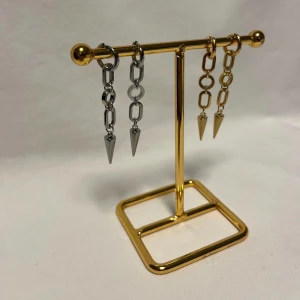 Örhängen  - Finns i guld och silver. Köp för 119kr/st Eller 199kr/ paret. Modell 153 Smyckes ställningen finns även att köpa för 299kr!