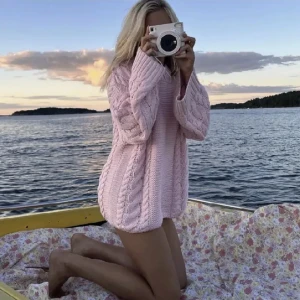 rosa kabelstickad tröja  - suuupersöt rosa kabelstickad tröja ifrån ginas förra sommar kollektion 💕💕🌸 passar small-medium