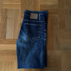 Tja, säljer dessa feta jeans från Ralph Lauren. De är storlek 29/32 och har en ganska rak passform med lite bredare byxmynning. Hör gärna av dig om du har funderingar osv!